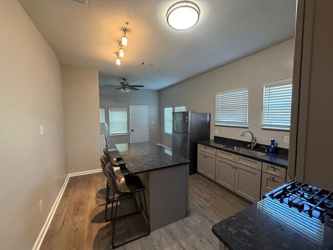 Building Photo - 3642 Fairmont Dr