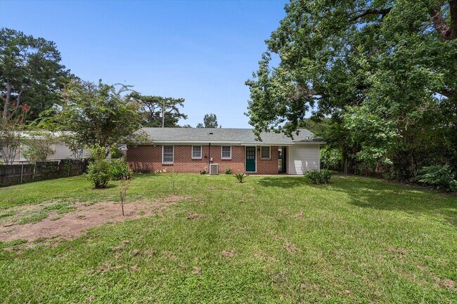 Building Photo - Charming 3-Bedroom Home with Fenced Yard – Convenient Location!