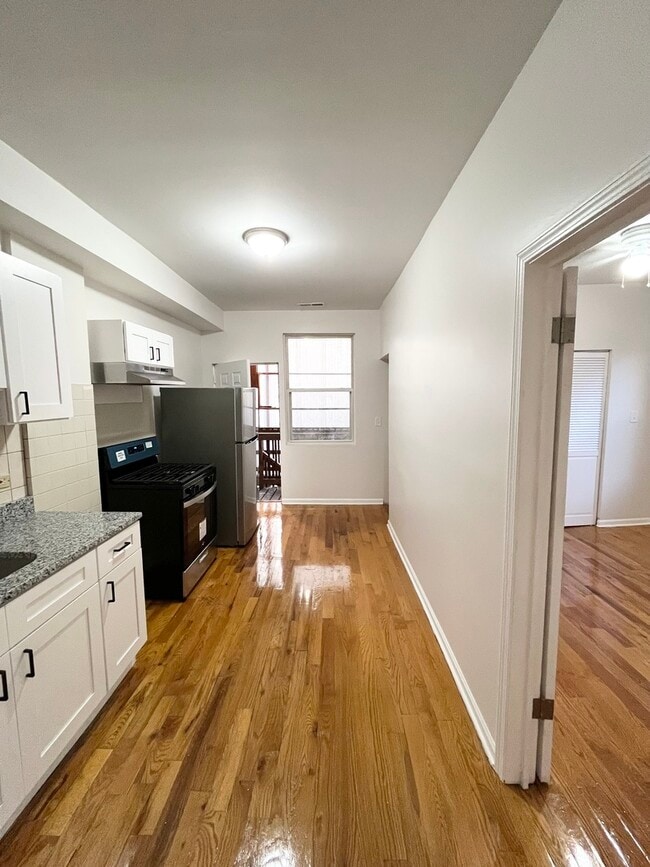 Building Photo - 1530 N Avers Ave