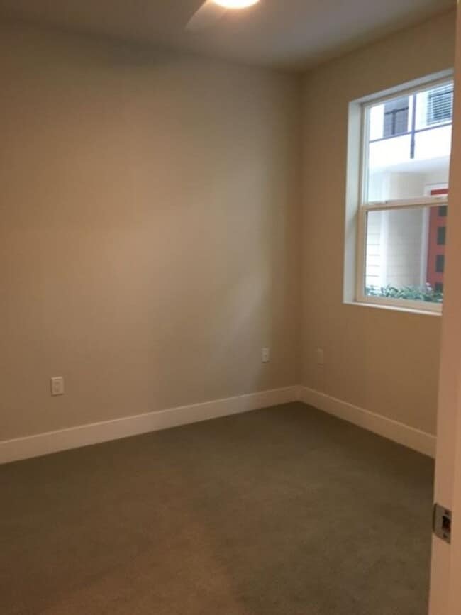 Building Photo - Heirloom Townhome