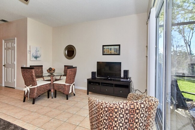 Building Photo - 2330 Silver Palm Dr