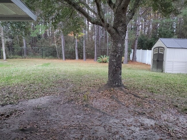 Building Photo - 4 Bedroom 2 Bath home located in heart of ...