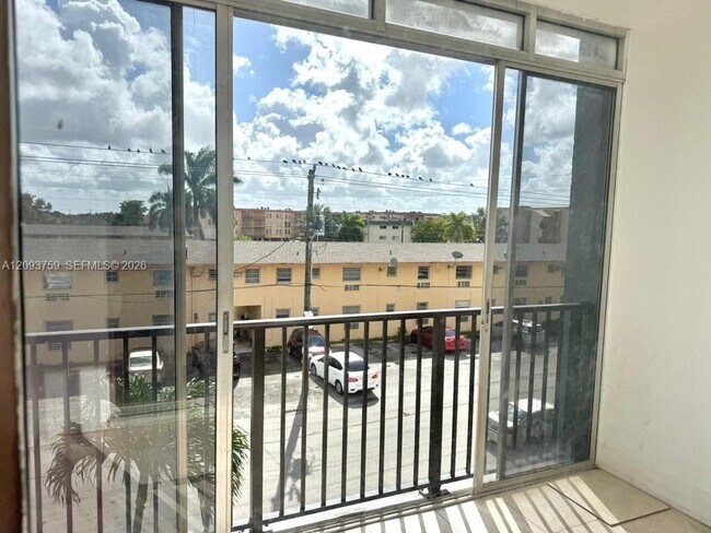 Building Photo - 305 W 68th St
