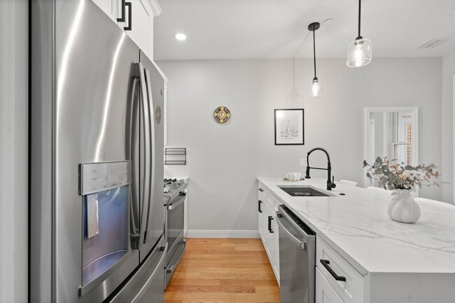 Building Photo - 174 W Seventh St