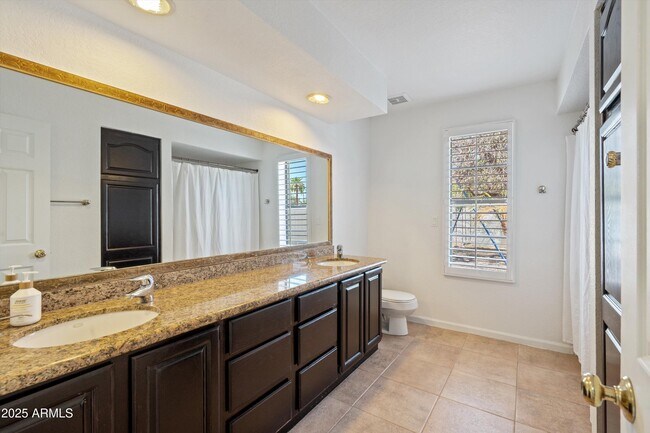 Building Photo - 7250 E Paradise Dr