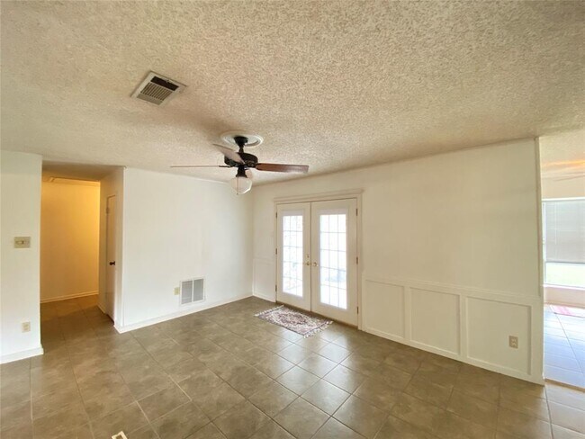 Building Photo - 2233 Ripple Creek Dr