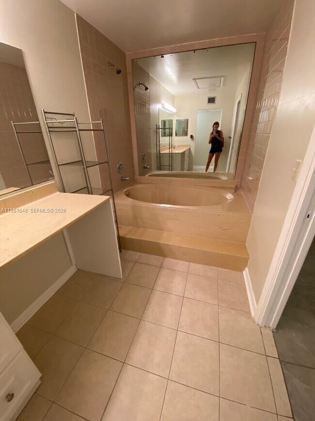 Building Photo - 629 Executive Center Dr