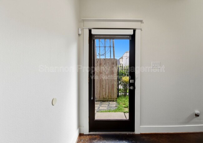 Building Photo - 1512 Crockett St