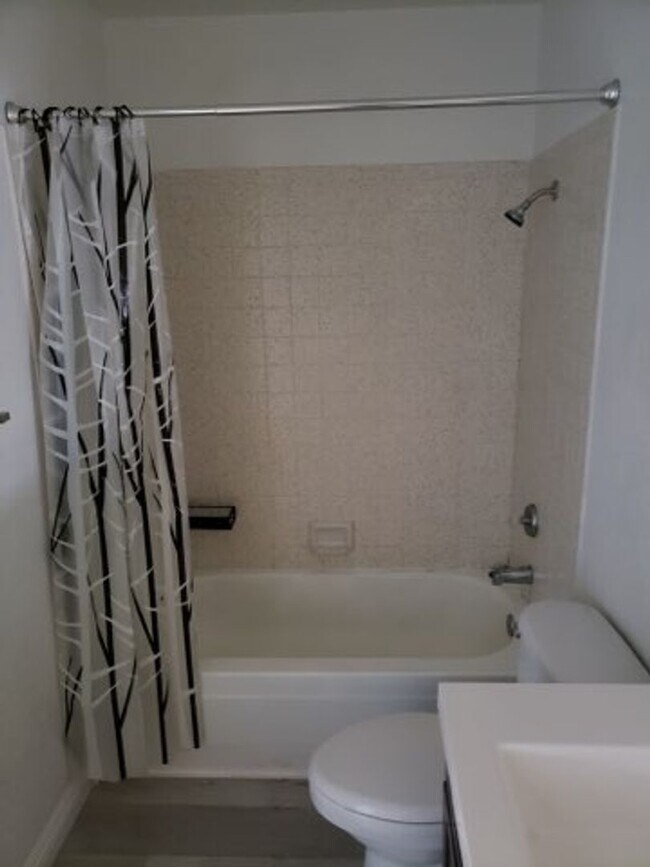 Building Photo - 1 Bedroom 1 Bath   Tropciana & Eastern Area