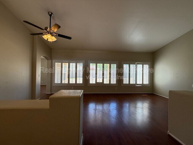 Building Photo - 1007 W Cooley Dr