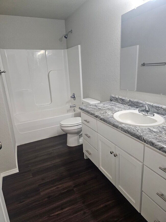 Building Photo - Beautiful New Townhomes in Alma! **MOVE IN...