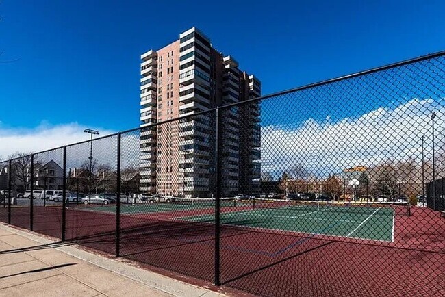 Building Photo - Stunning Mountain Views and an Unbeatable Location!