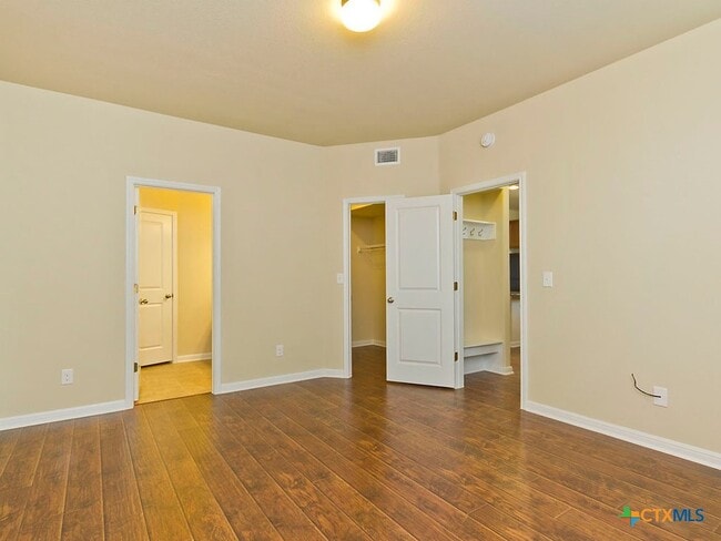 Building Photo - 335 Rachel St