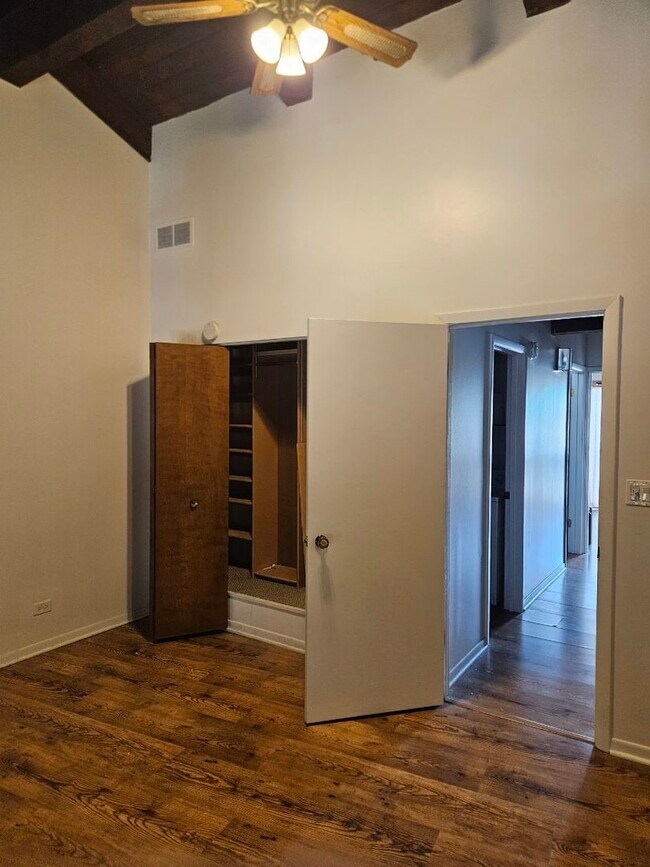 Building Photo - 6660 Wood River Dr