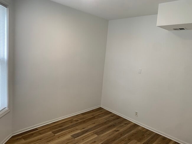 Building Photo - 2643 W Armitage Ave