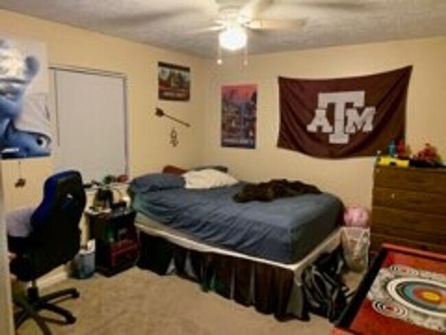 Building Photo - Bryan - 3 Bedroom - 2 Bath -1 vehicle garage - Fenced in back yard - House.