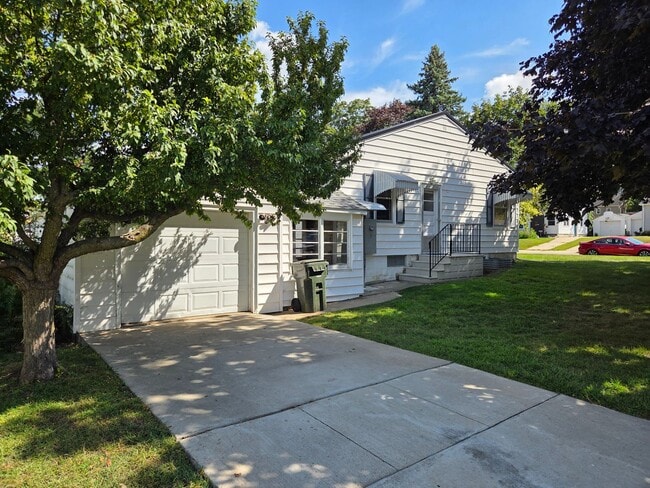Building Photo - 4 Bedroom remodeled House Cedar Falls