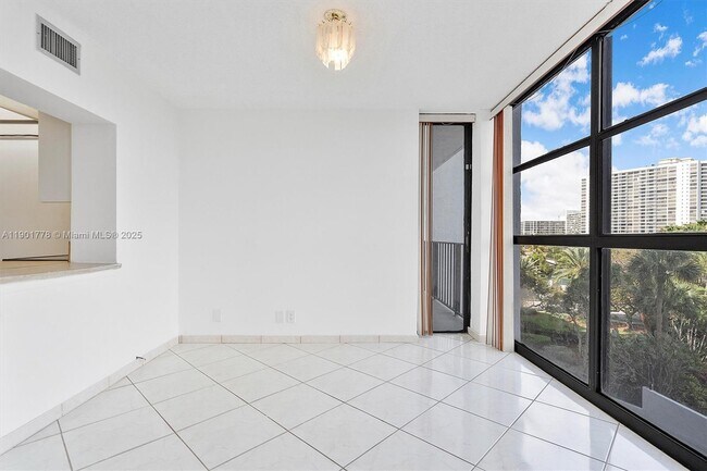 Building Photo - 600 Parkview Dr