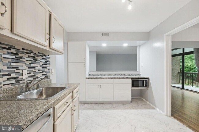 Building Photo - 1635 Parkcrest Cir