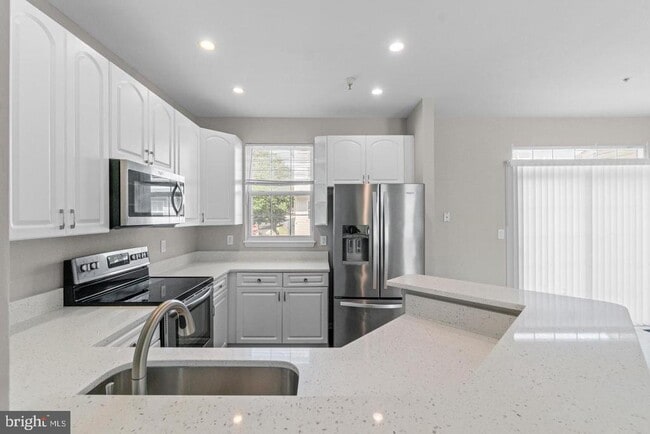 Building Photo - 519 Ensemble Ct