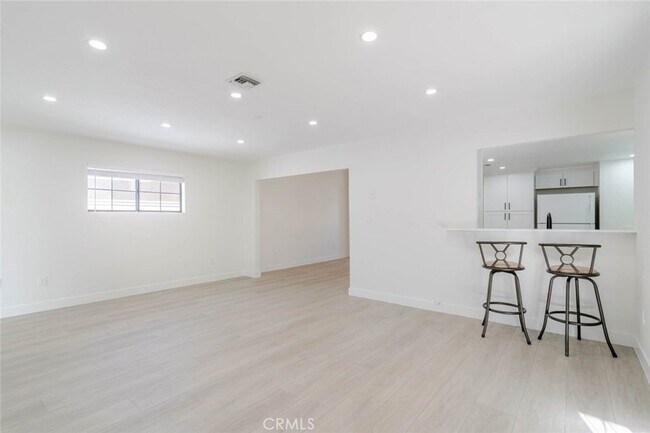 Building Photo - 514 E Ave J 9