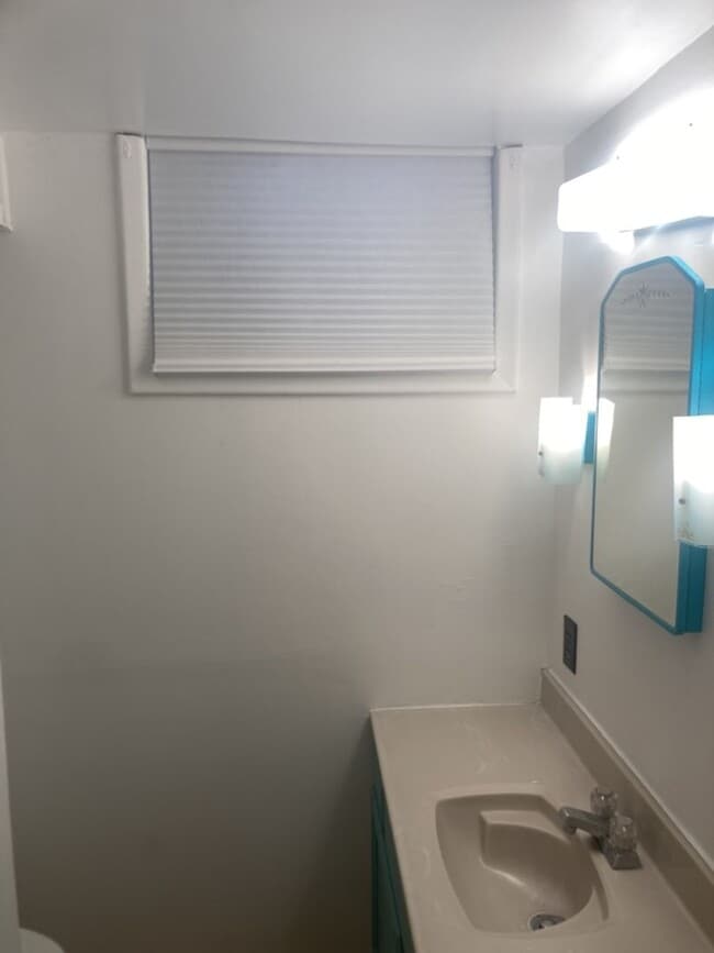 Building Photo - Move-In Bonus - 2 bed, 1 bath Basement Apa...