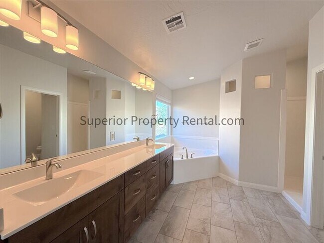 Building Photo - 4 bed, 2 bath home w/2car garage