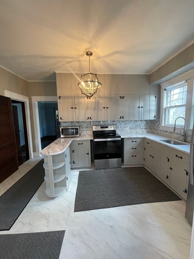 Building Photo - ?? COMING SOON ?? Charming 3 Bed / 1 Bath ...