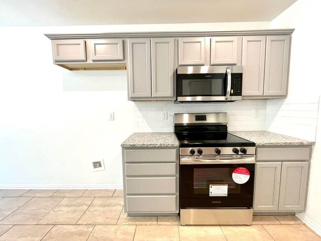 Building Photo - 914 Indian Plns Rd