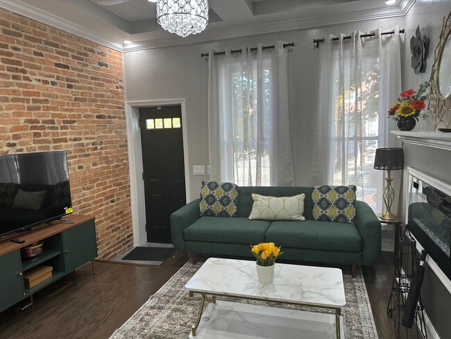 Building Photo - Fully Furnished! Spacious Rooms! Modern De...