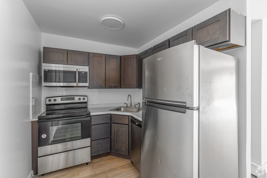 1BR, 1BA - 529SF - Kitchen - Llanerch Place Apartments