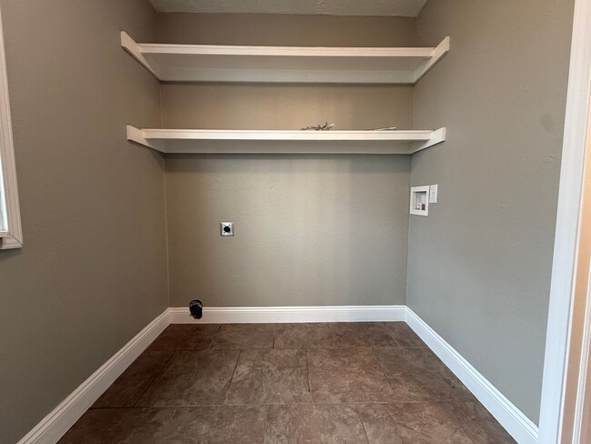 Building Photo - Spacious 3 Bedroom 2 Bathroom Home Available NOW!