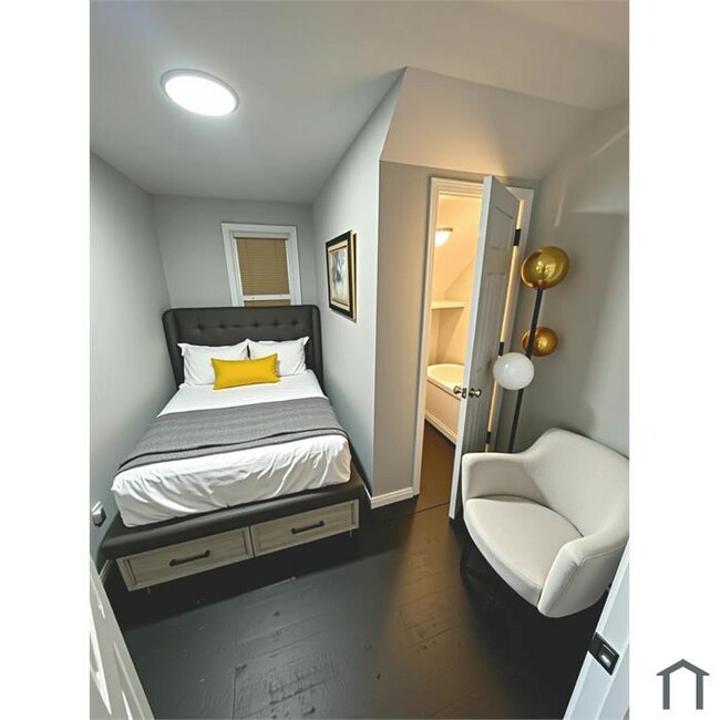 Building Photo - 3860 E 72nd St