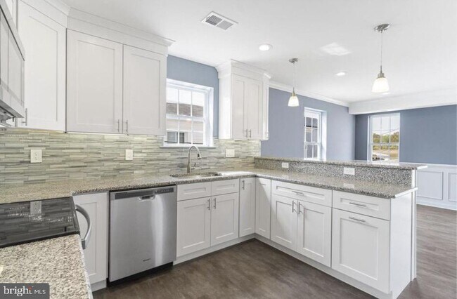 Building Photo - 802 Sixth Ave