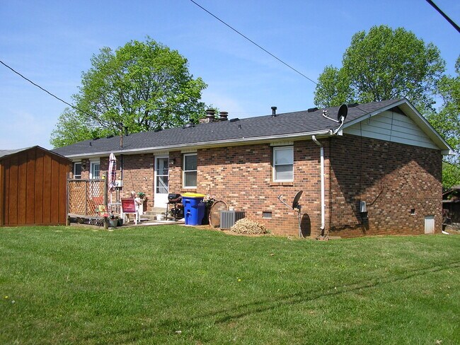 Building Photo - 2516 Edgehill Pl
