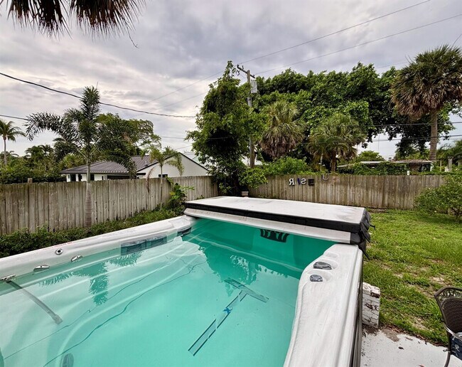 Building Photo - 310 30th St