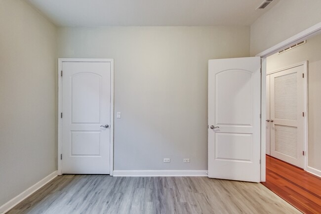 Building Photo - Available July 1st - 3 Bedroom in Wicker Park