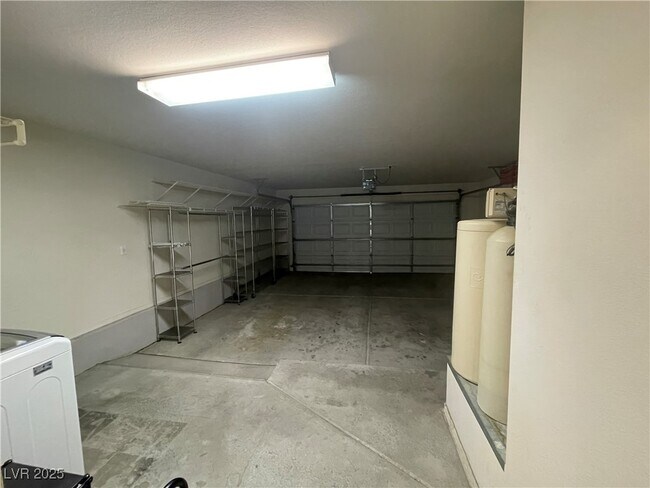 Building Photo - 9401 Villa Ridge Dr