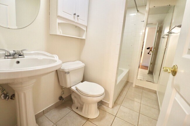 Building Photo - 2 Bedroom/2 Bath Townhouse near Stadium - ...