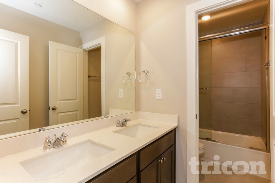 Building Photo - 1038 Fallgate Dr