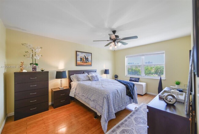 Building Photo - 401 Golden Isles Dr