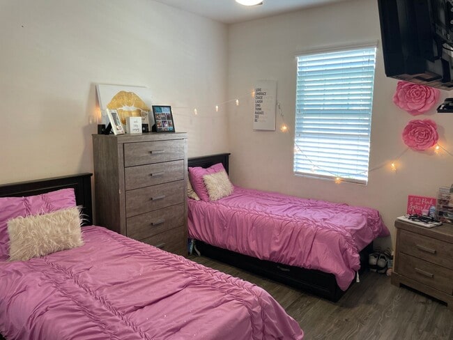 Building Photo - 3-Bedroom Hartford River Village Home with...