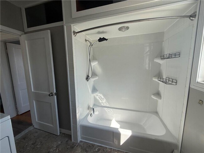 Building Photo - 10 Knight St