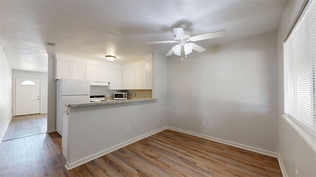 Building Photo - 412 University Oaks Blvd