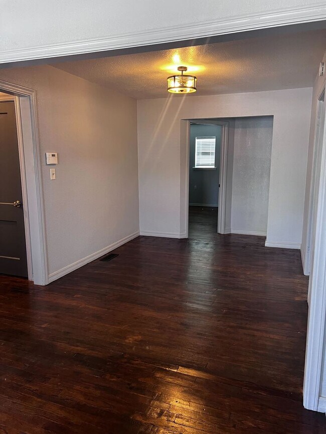 Building Photo - Remodeled 3 Bed 2 bath