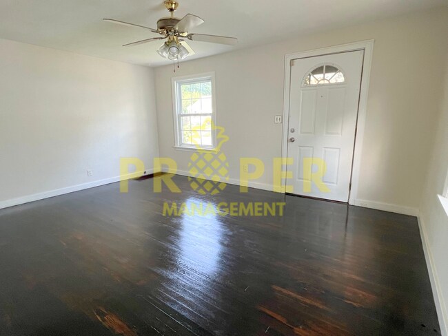 Building Photo - 2 bedrooms 1 bathroom house