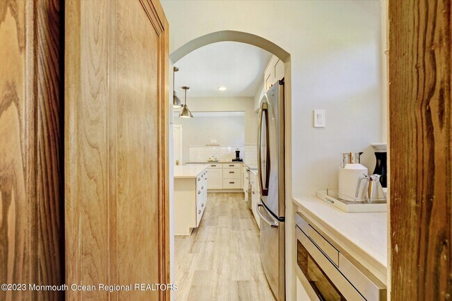 Building Photo - 570 N Edgemere Dr