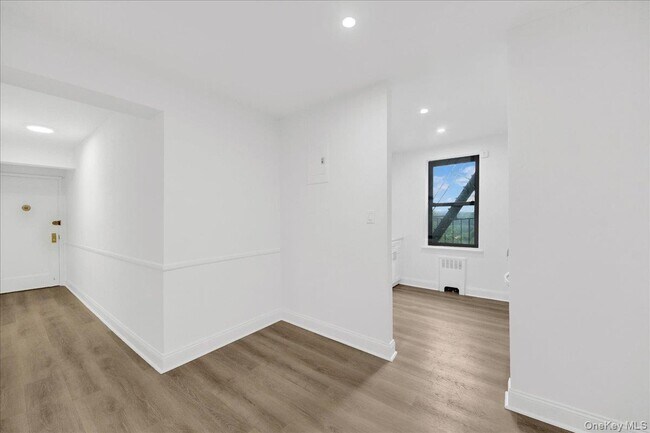 Building Photo - 3840 Greystone Ave