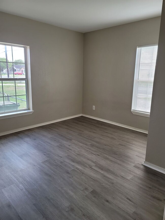 Building Photo - 4/2/2 TOTALLY renovated home