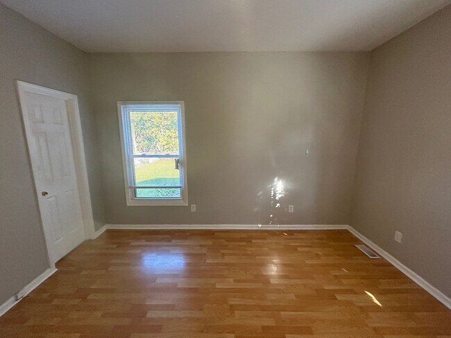 Building Photo - 10 Willow Ln